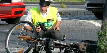 Osobní vozidlo srazilo cyklistu
