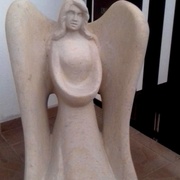 Krádež pískovcové sochy stojícího anděla