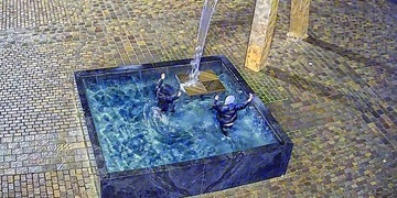 Mladé slečny si kašnu spletly s bazénem