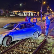 Auto v kolejišti v Přemyslově ulici