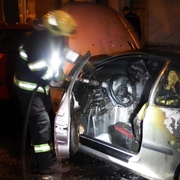 Noční požár na Doubravce - hořel kontejner i auta -  + 