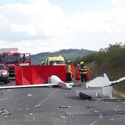 Střet auta s letadlem skončil smrtí pilota