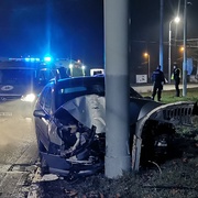 Opilý řidič nezvládl projet kruhový objezd u Makro