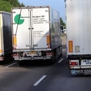 Řidičům kamionů za zdržování na dálnici hrozí i zákaz řízení