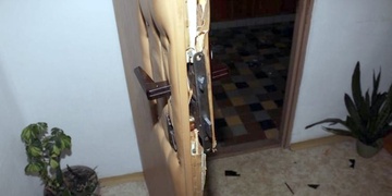 Násilím vnikli do bytu a zbili všechny přítomné