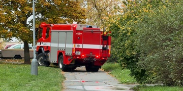 Před domem bylo nalezeno tělo muže v kaluži krve