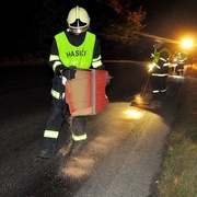 Nehoda kamionu uzavřela silnici, probíhá úklid