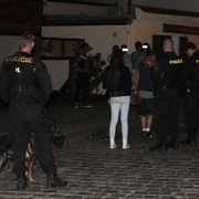 Dívka napadla svou matku a sestru