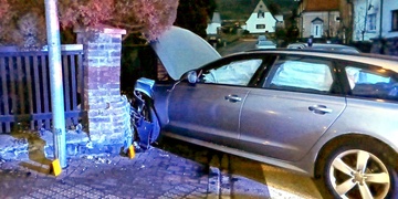 Zfetovaný cizinec v Německu ukradl vozidlo a v Česku se s ním ve snaze ujet policistům vyboural