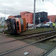 Dodávka se převrátila v kolejišti tramvaje
