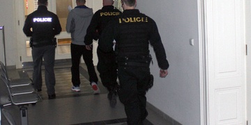 Při loupeži na Slovanech zlomil své oběti ruku