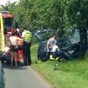 V Kozolupech střet auta s cyklistou, ve Šťáhlavech zase auto ve stromě