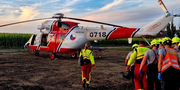 Jezdce po pádu zavalil kůň