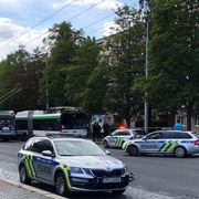 Silně opilý mladík napadl řidičku trolejbusu