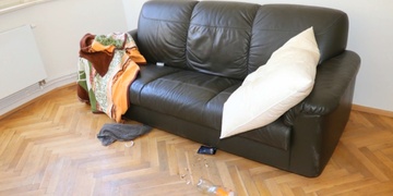 Vloupal se do cizího bytu, dal si sprchu a šel spát, ráno ho místo snídaně čekali policisté