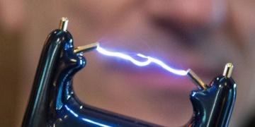 Bitku na vánočním večírku řešil šéf paralyzérem