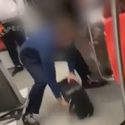 Mladého muže zbili v tramvaji