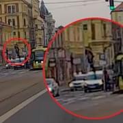 Video z dnešní nehody - co se může stát, když se dobíhá tramvaj?