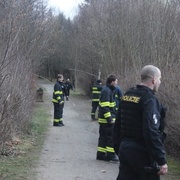 Nález oběšeného muže v parku a policisty na místě ohrožovala rozzuřená bachyně