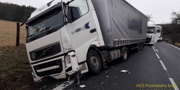 Střet dvou kamionů a osobního vozu