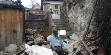 V Chotěšově se doslova propadl do země domek