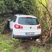 Řidič i s vozem skončil v křoví