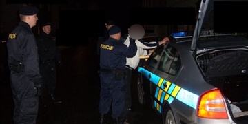 Agresivní Moldavan napadl a zranil policistu, v útoku dále pokračoval, a tak byl seznámen s účinky taseru