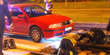 Auto v kolejišti zablokovalo tramvajový provoz