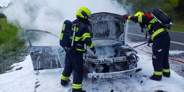 Auto začalo hořet za jízdy