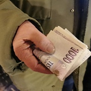 Dvojice sexuálně vydírala a poté i oloupila stařečka