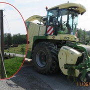 Kombajnér přestřihl elektrické vedení do vsi