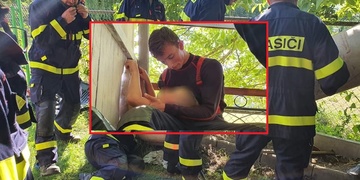Záchrana malého kluka zaseklého v rouře
