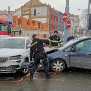 Řidička s miminkem ve voze vjela do křižovatky na červenou