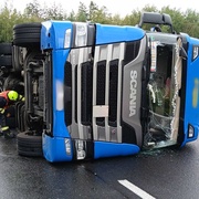 Kamion se převrátil na sjezdu z dálnice