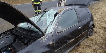 Převrácené auto, dvě zraněné osoby