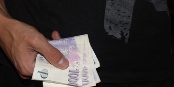 Řídil s 3,5 promile a policistům nabízel 30.000 jako úplatek