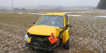 Řidička nezvládla smyk a skončila ve stromě