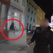 Muž považoval vykonání velké potřeby do koše přímo před zraky chodců za zcela normální