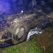 Po nárazu do stromu skončilo auto na střeše