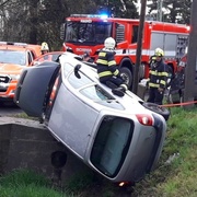 Řidička nezvládla řízení a sjela z mostku
