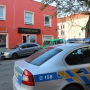 Maskovaný obvazy a se střelnou zbraní v ruce - policie shání svědky!
