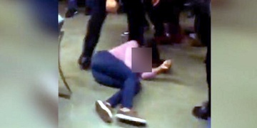 Agresor ženu mlátil pěstmi a kopal do obličeje kolenem