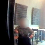 Nejprve vyhrožoval lidem zbraní, pak opakovaně napadl policisty
