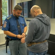 Dívenku znásilnil v místnosti, ve které v tu chvíli byly i jeho vlastní děti