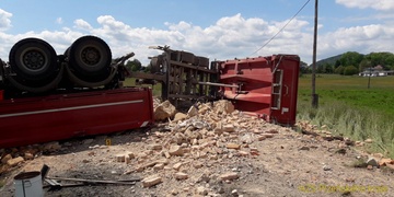 Řidič při dopravní nehodě vypadl čelním sklem