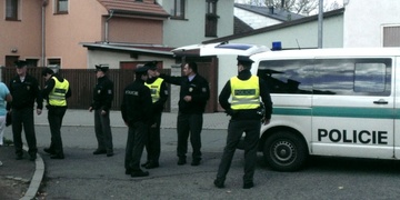 Mladíci unesli a baseballovou pálkou zbili muže kvůli penězům na drogy