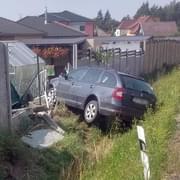 Žena s dětmi v autě projela plotem domu