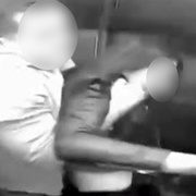 Otec zbil svoji dceru do bezvědomí a ještě si ji u toho nafotil