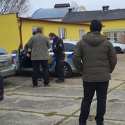 Dodávku vykradli v oploceném areálu v Černicích