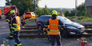 Řidič se svým vozem skončil zaseknutý v kolejišti